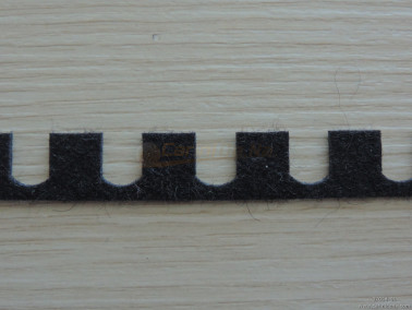 striscette feltro pressato mm 14 x 1000  passo mm 19  foro mm 60x11 nero